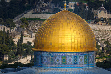 Obraz premium Close-up view on the mosque Dome of the Rock and Dominus Flevit Roman Catholic Church