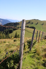 Ogrodzenie z drutu kolczastego w górach