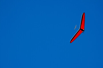 Asa delta vermelho em contraste com o c&eacute;u azul.