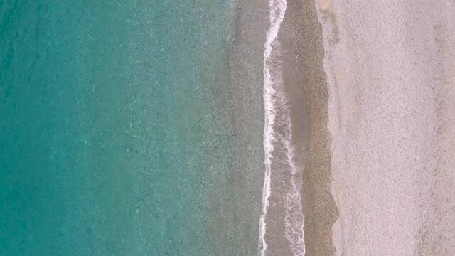 Vista verticale a occhi di uccello di una spiaggia e del mare 