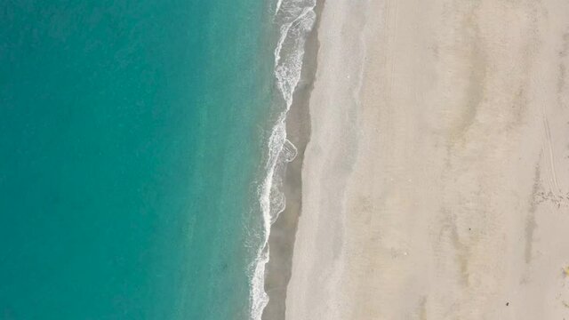 Vista verticale a occhi di uccello di una spiaggia e del mare 