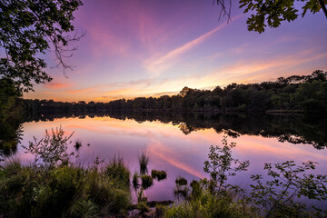 Coucher de soleil sur le lac d'hostens reflet couleurs 