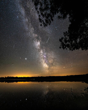 Voie lact&eacute;e au dessus du lac d'Hostens reflection etoiles landes 
