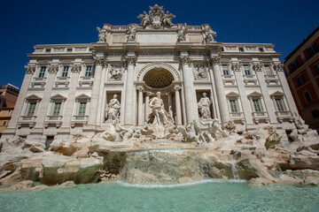 Fototapeta na wymiar Fontana di trevi a Roma in una giornata solata con il cielo blu