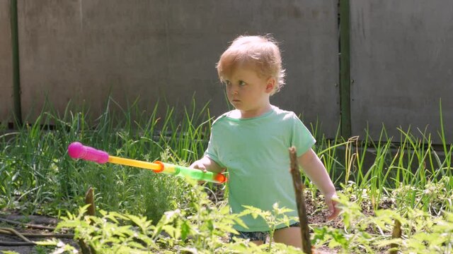 litlle boy pee Little boy pee in shorts clothes toddler child 2 years old in backyard Stock ビデオ | Adobe Stock