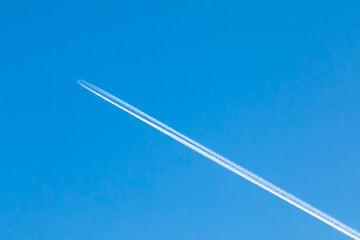 青空の飛行機雲　雲　直線　青空　飛行機雲