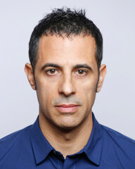 Obraz premium ritatto di un uomo moro con camicia blu isolato su sfondo bianco