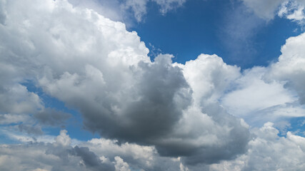 Wolkenformation an blauem Himmel