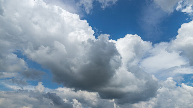 Wolkenformation an blauem Himmel