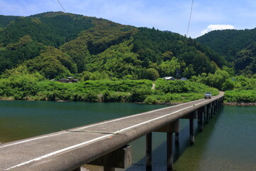 三里沈下橋　四万十川に架かる生活道　初夏（高知県四万十市）