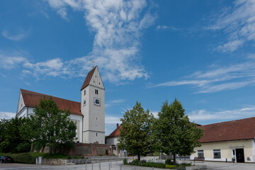 Kirche St. Laurentius und Kirchplatz in Alteglofsheim bei Regensburg