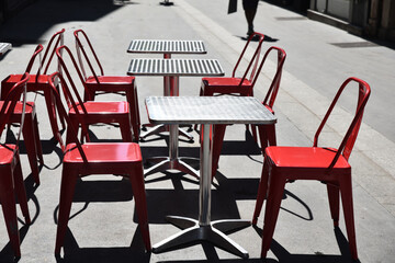 Chaises métalliques rouges en terrasse