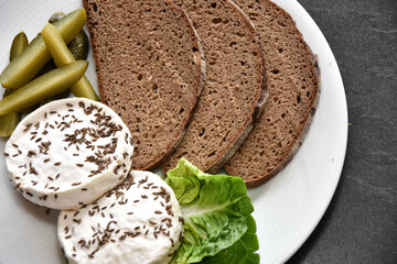 Deutscher Käse - Harzer Roller mit Kümmel, Brot und Gurke