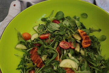 Sommersalat mit gegrillten Pfirsichen