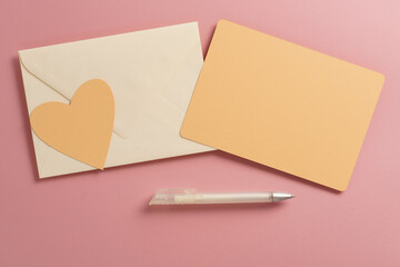 Flat lay mockup greeting card with pen and envelope