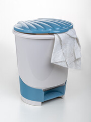 plastic trash bucket with lid