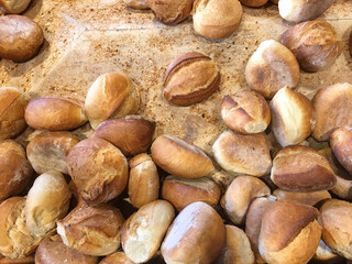 パン屋のたくさんの丸いパン