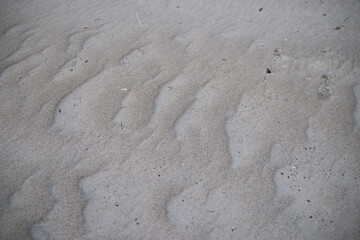 Beige feine Sandfläche, wellig geformt von Wind und Wellen