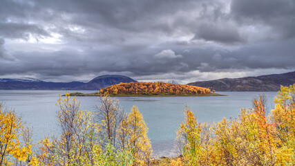 Blick auf einen Fjord in der Nähe von Burfjord, Finnmark, Norwegen