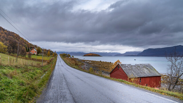 An der Küstenstrasse mit Blick auf den Fjord in der Nähe von Burfjord, Finnmark, Norwegen