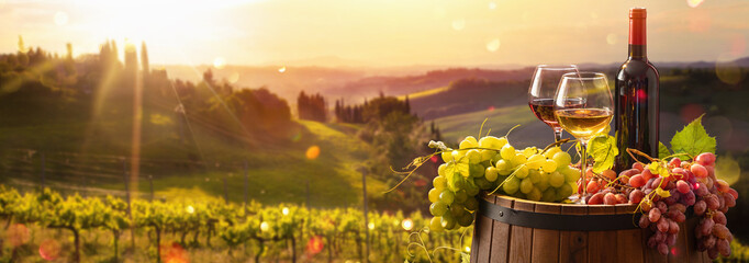 Glas Wein mit Trauben und Fass auf einem sonnigen Hintergrund. Italien Region Toskana