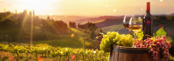 Foto auf Acrylglas Glas Wein mit Trauben und Fass auf einem sonnigen Hintergrund. Italien Region Toskana © Pasko Maksim 