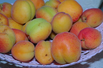 Fototapeta na wymiar peaches in a basket