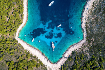 Crystal clear lagoon in Hvar, Croatia, around Pakleni Islands - obrazy, fototapety, plakaty