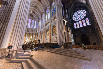 Fototapeta na wymiar L’intérieur d'une cathédrale catholique 