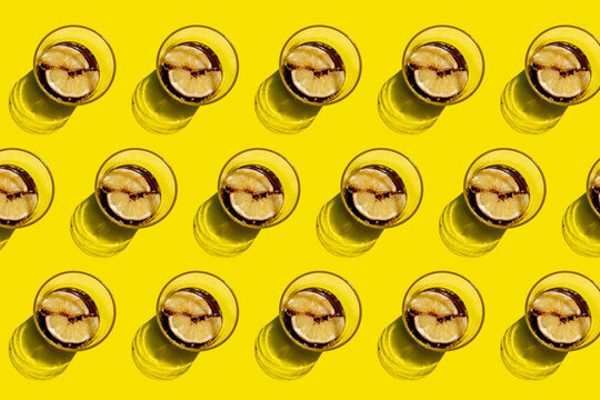 Pattern of rows of cola glasses with lemon slices