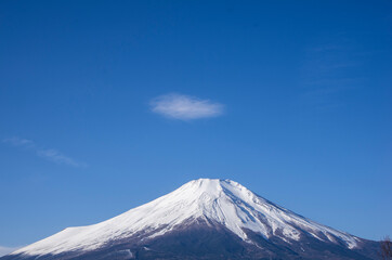 Fototapeta na wymiar Small piece of cloud floating at the Mountain top of Mount Fuji's snowcap, from Lake Yamanaka