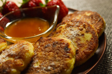 cheesecakes with honey and strawberries