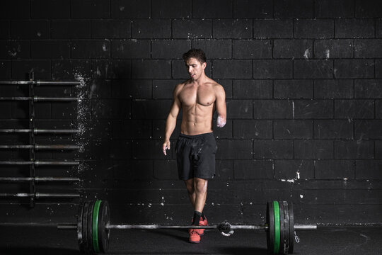 Athlete with an amputated arm doing weight training