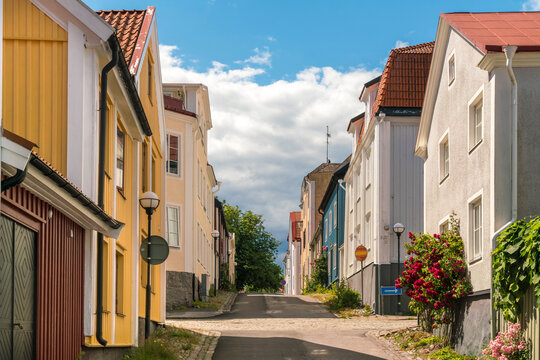 Sweden, Smaland, Vastervik, Empty town street on sunny day