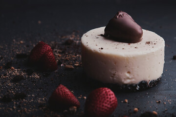 Cheesecake natural con fresa bañada en chocolate.