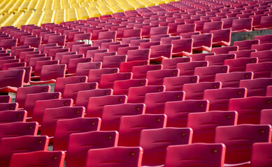 Fototapeta premium Rzędy czerwonych pustych miejsc na stadionie