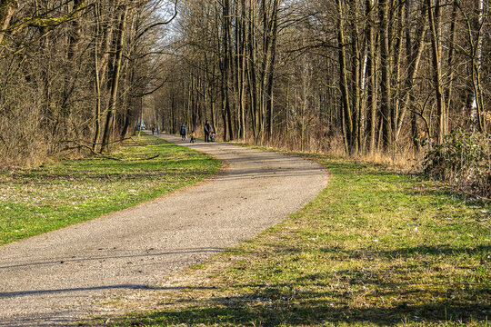 Spaziergang mit Familie im Naturschutzgebiet
