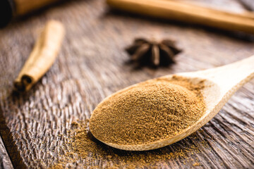 spoon of powdered cinnamon, spice obtained from the inner bark of several species of trees of the genus Cinnamomum, used in both sweet and savory foods