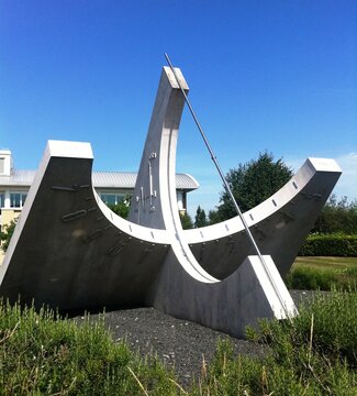 Large Sundial At Midday 12 Noon (cropped)