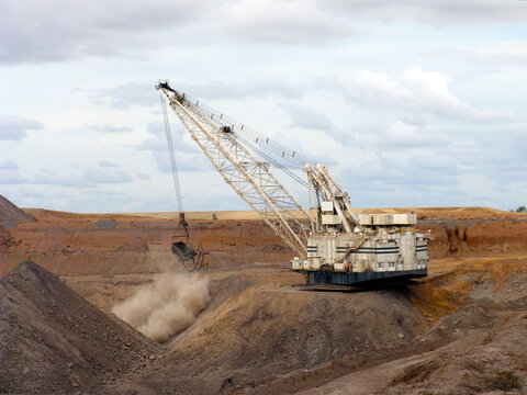Dragline moving overburden in a coal mine