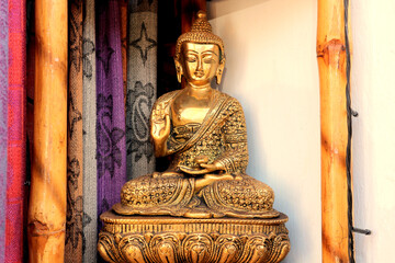 Obraz premium Bronze statuette of Buddha on the lotus with a blessing gesture.