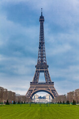 Fototapeta na wymiar The famous Tour Eiffel at the end of winter
