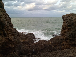 vu de mer entre les roches  