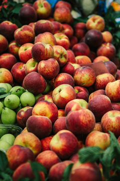 Peaches at farmer's market