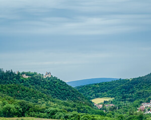 Eine wunderschöne Landschaft mit einer kleinen Burg in Altenbamberg