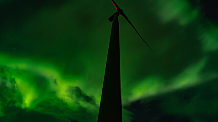 Windrad mit Polarlichter über Havoysund, Finnmark, Norwegen