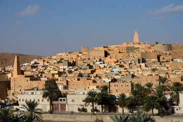Obraz premium GHARDAIA, ALGERIA. TRADITIONAL ARCHITECTURE IN THE OASIS TOWN IN THE DESERT