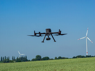 Drohnen vor Windkrafträdern - Landschaft