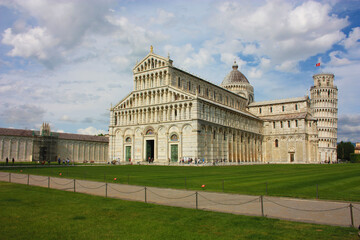 Fototapeta premium cathedral of the pisa tower on the grass of piazza dei miracoli