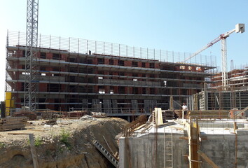 Cantiere edile in estate - gru e ponteggio